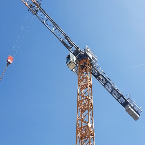 Torenkraan blauwe lucht