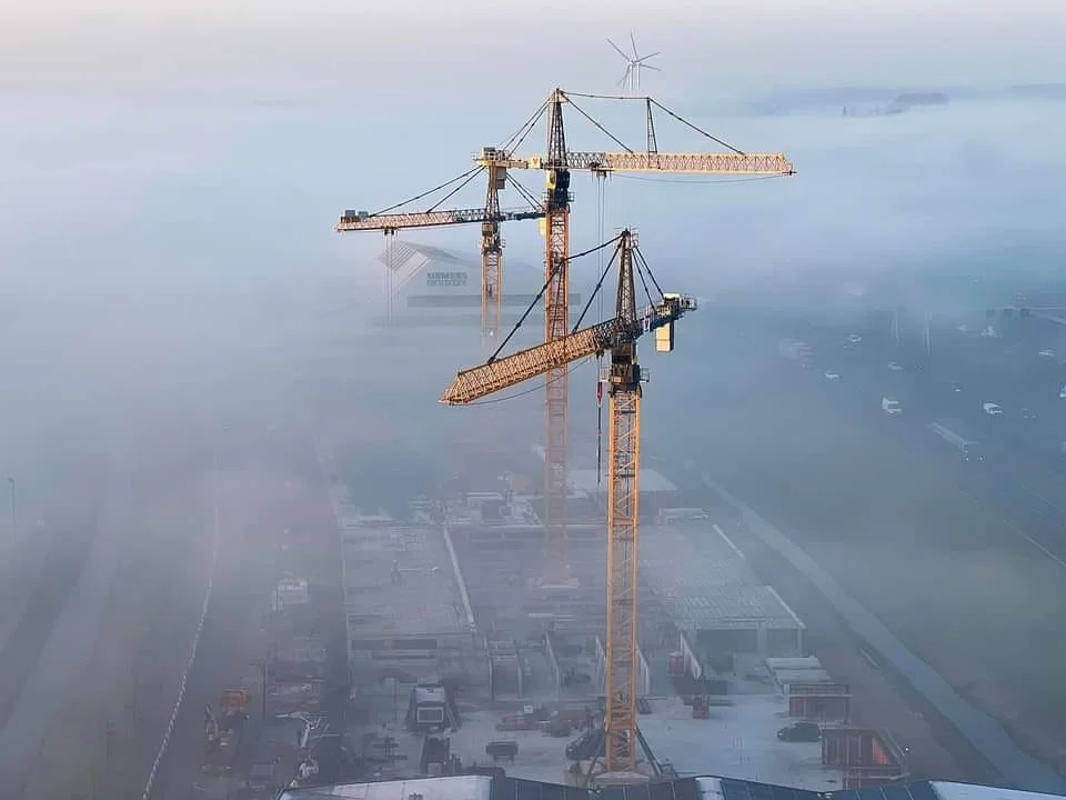 Torenkranen in de mist